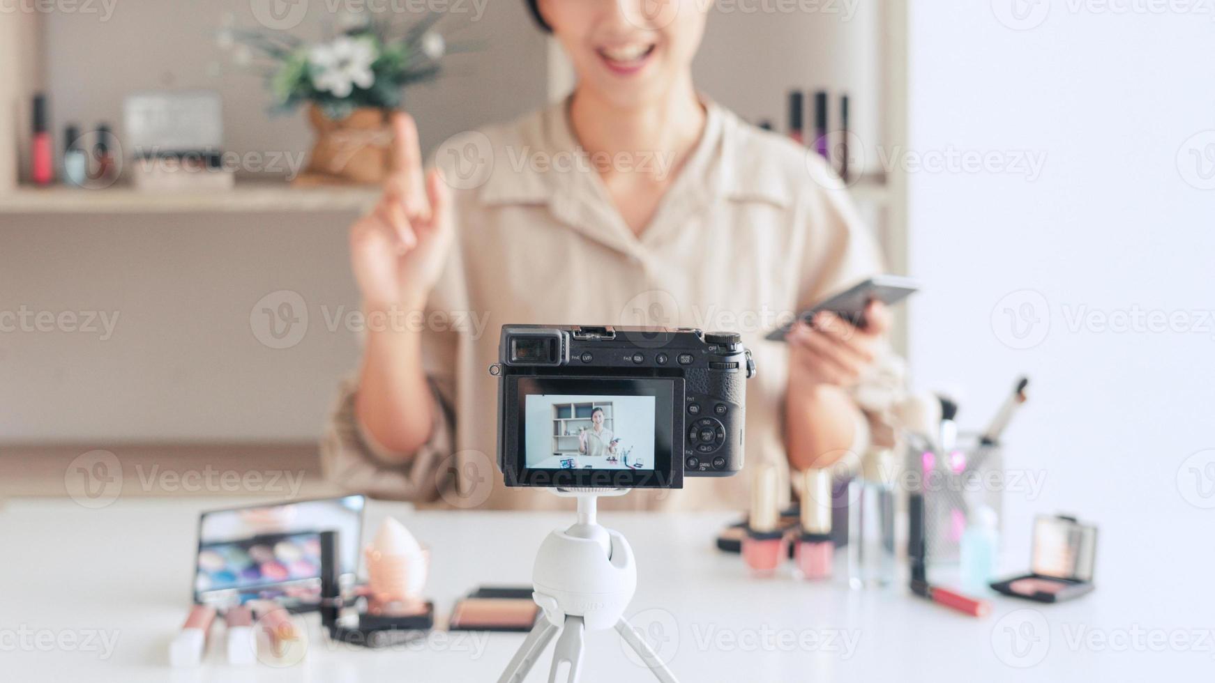 blogger de moda de belleza de maquillaje grabando un video que presenta cosméticos en el hogar influenciador en el concepto de redes sociales. foto