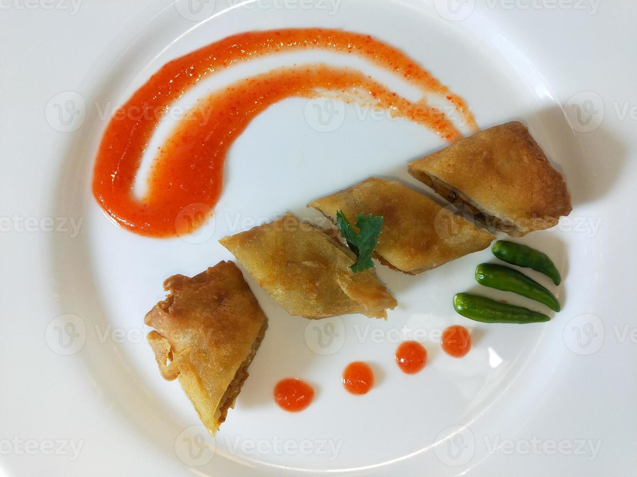 La lumpia es un refrigerio típico de Indonesia Central que consiste en una mezcla de brotes de bambú jóvenes, huevos, verduras frescas y carne o mariscos, en un rollo hecho de finas láminas de harina de trigo. foto