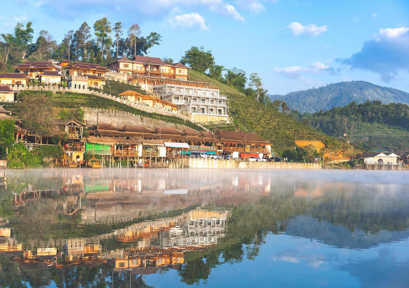 ban rak thai, té de pueblo chino en la colina en mae hong son foto