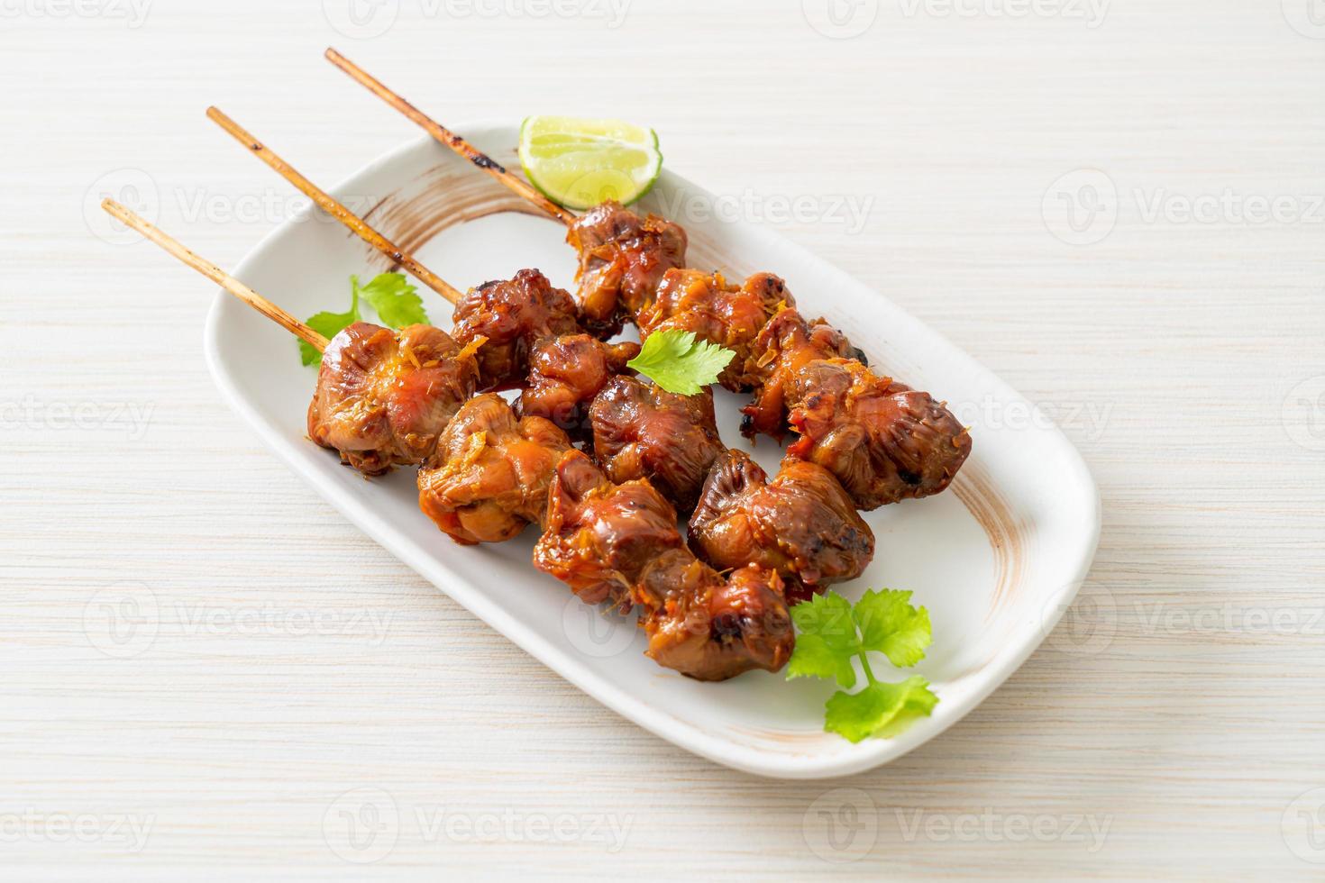 brocheta de mollejas de pollo a la parrilla con hierbas y especias foto