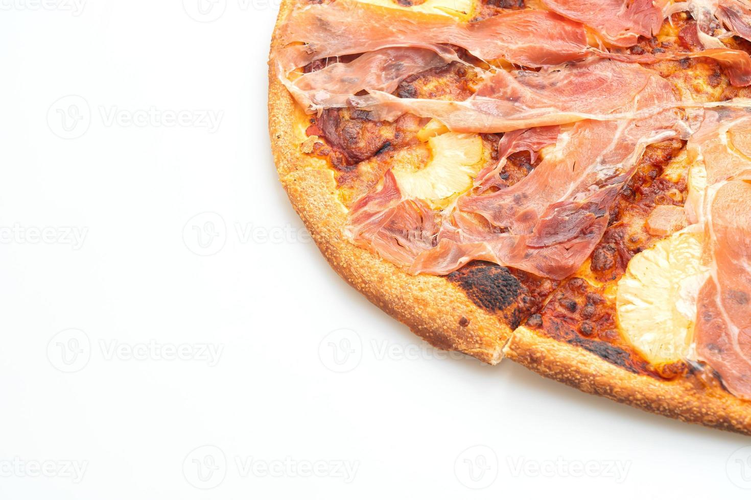 Pizza con jamón o jamón de Parma pizza sobre fondo blanco. foto