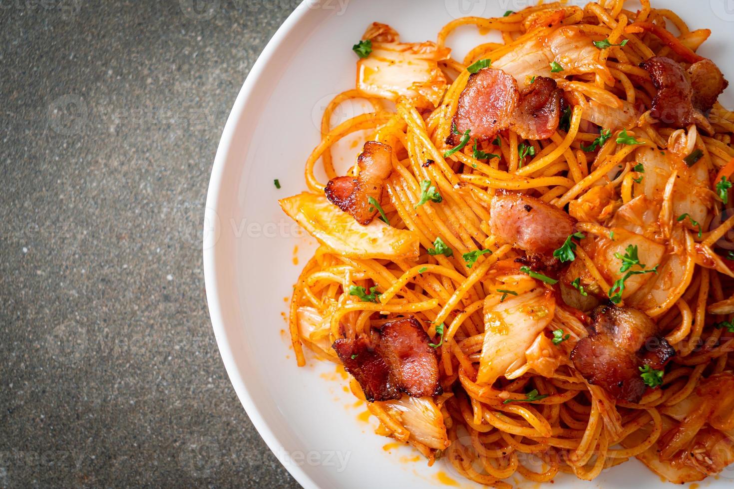espaguetis salteados con kimchi y tocino foto