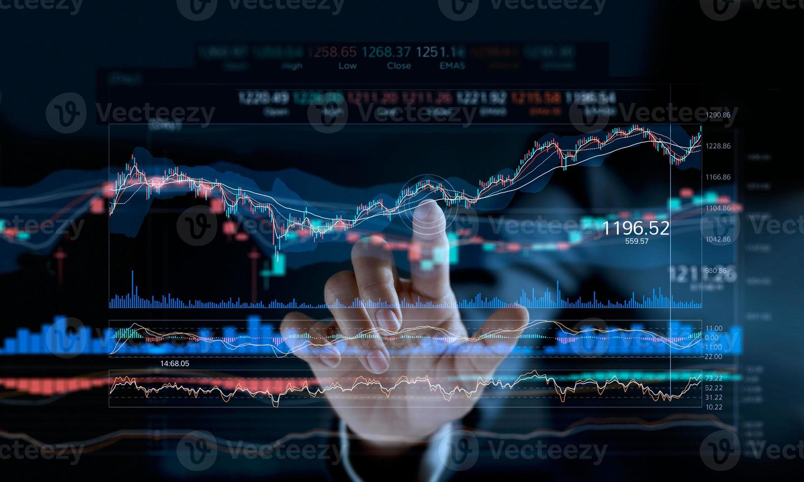 hombre de negocios tocando el gráfico del mercado de valores en una pantalla virtual. foto