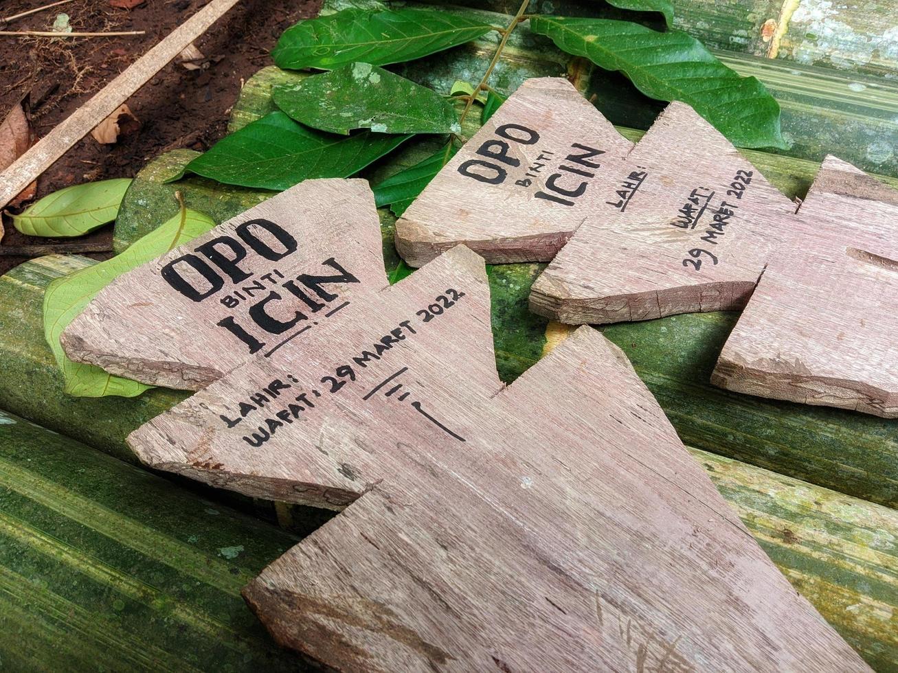 regencia de cianjur, java occidental, indonesia, 29 de marzo de 2022-lápidas de madera foto