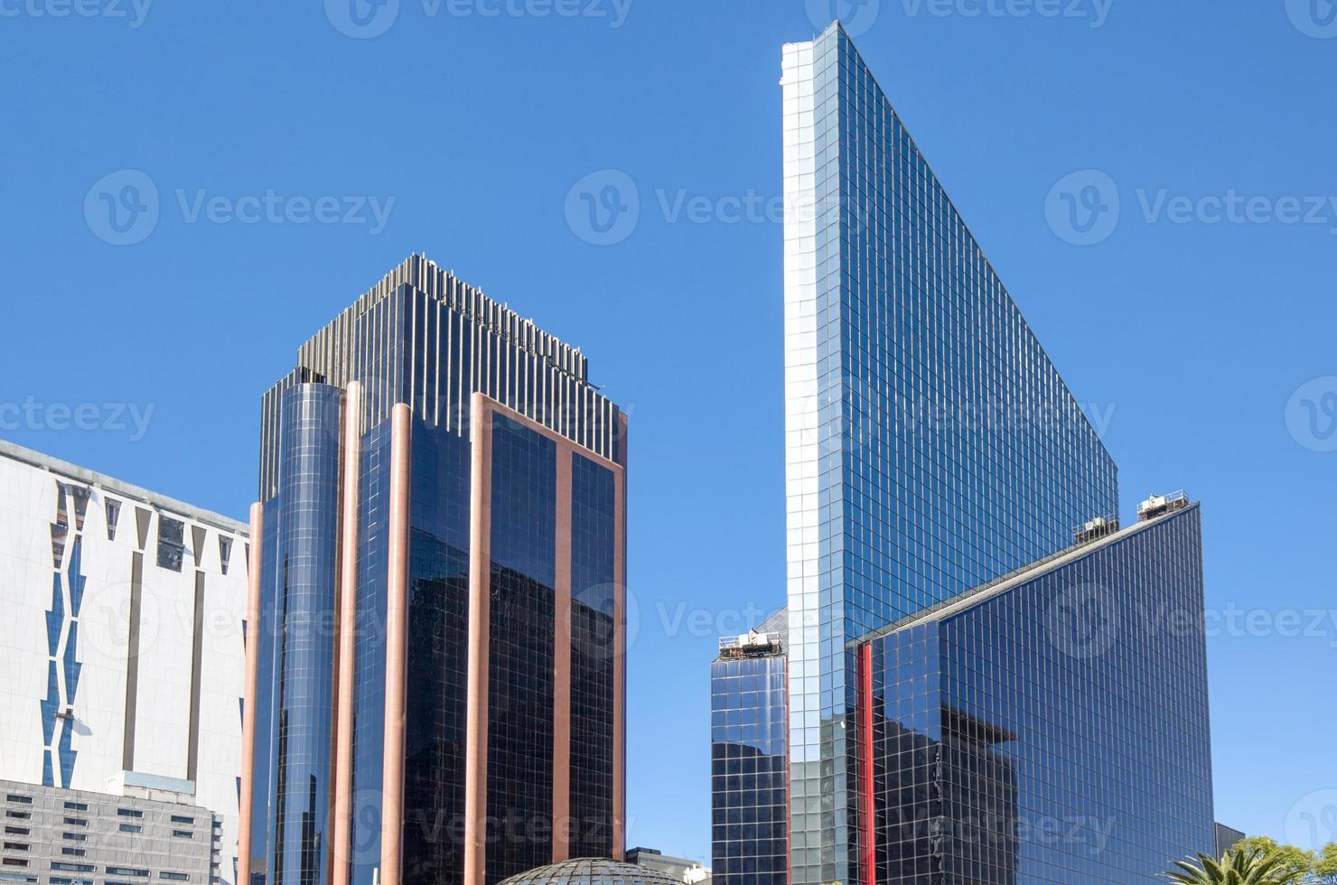 edificios del centro financiero de la ciudad de méxico que albergan compañías de seguros, bancos, instituciones financieras y negocios exitosos ubicados cerca del paseo de reforma y la columna histórica del ángel de la independencia foto