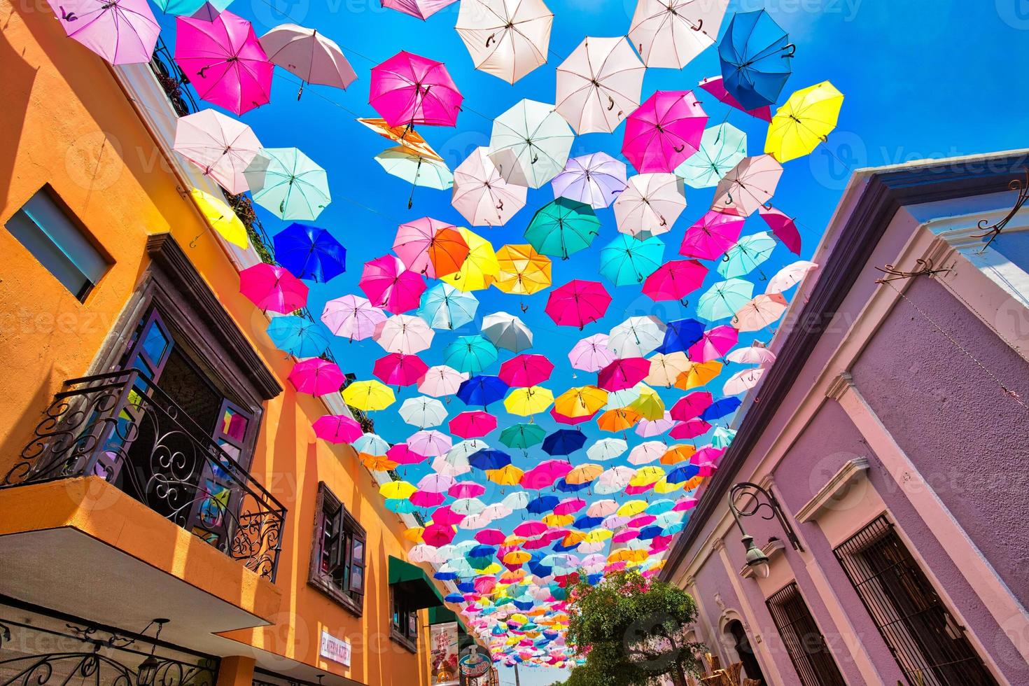 guadalajara, tlaquepaque, méxico, tlaquepaque art village calles coloridas durante la temporada alta de turismo foto