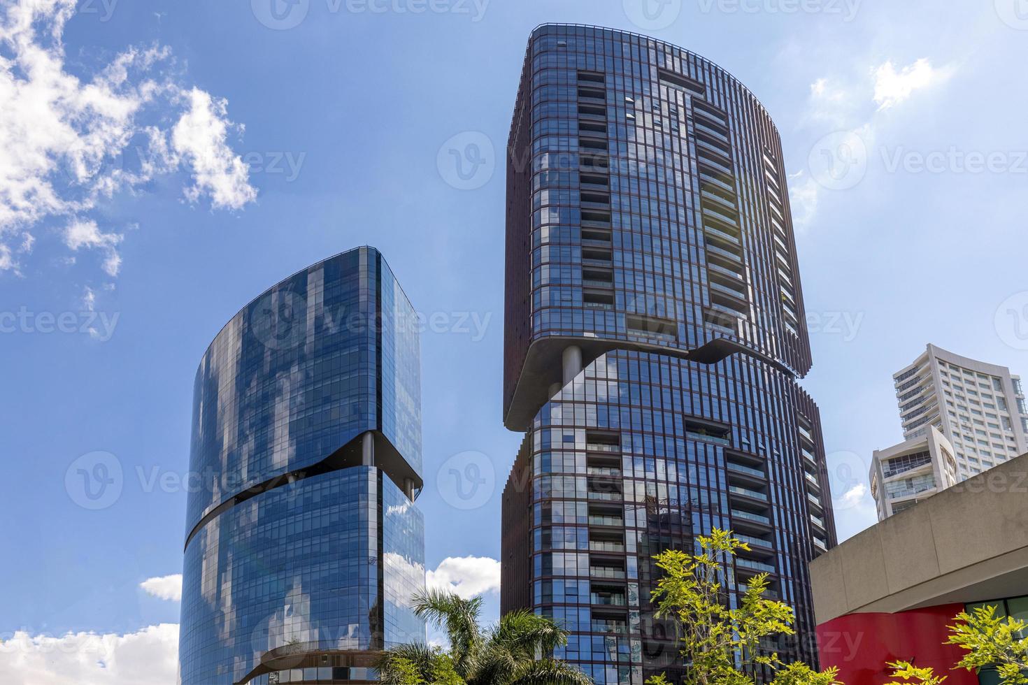 moderno centro financiero de zapopan con modernos centros comerciales, bancos, oficinas, instituciones financieras y restaurantes foto