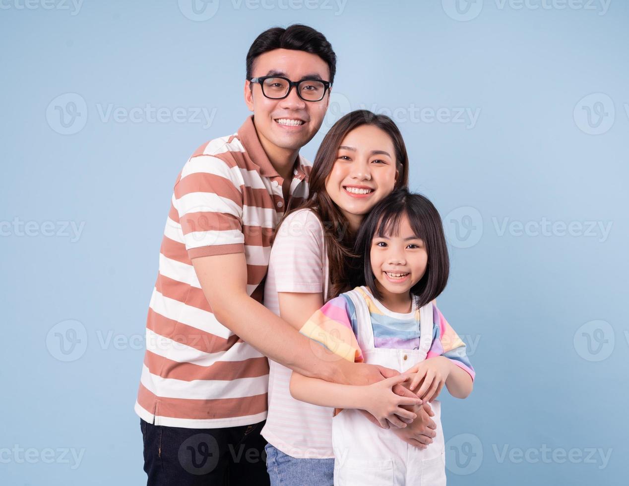 retrato, de, joven, asiático, familia, en, plano de fondo foto