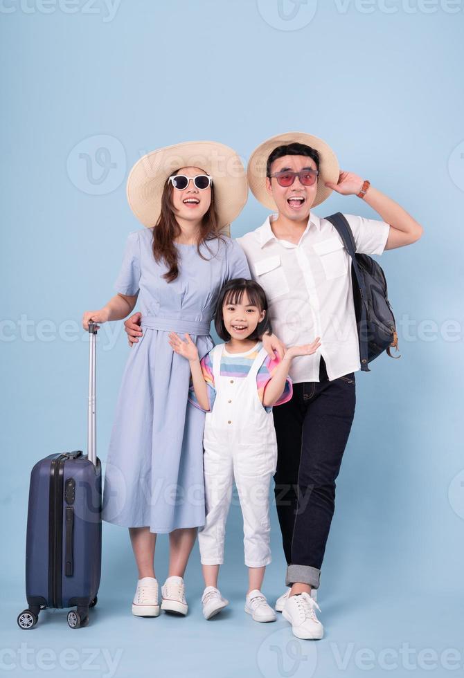 imagen de fondo de concepto de viaje de familia asiática joven foto