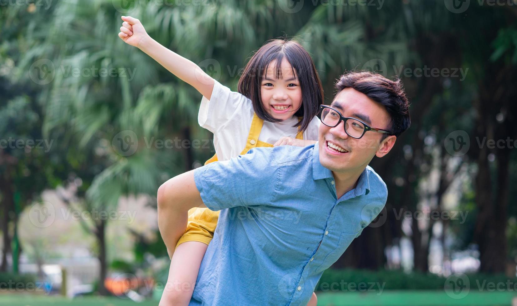 imagen de padre e hija asiáticos jugando juntos en el parque foto