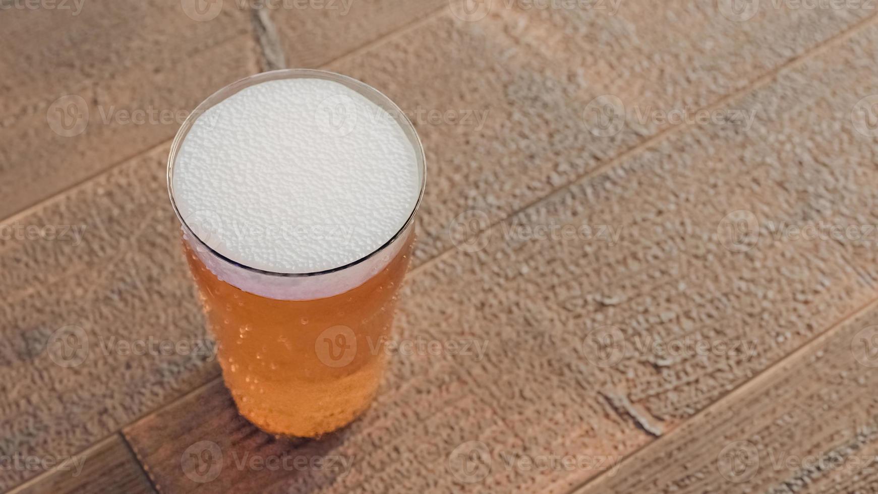 vaso de cerveza ligera sobre mesa de madera, modelo 3d e ilustración. foto