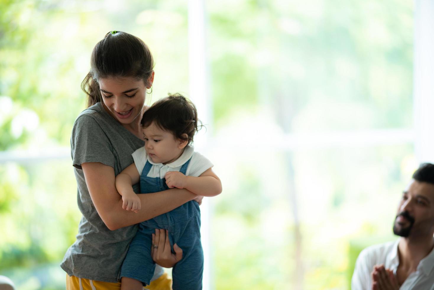 madre joven y bebé son felices en casa, concepto de familia infantil con madre caucásica y niño pequeño, estilo de vida de cuidado de recién nacidos foto