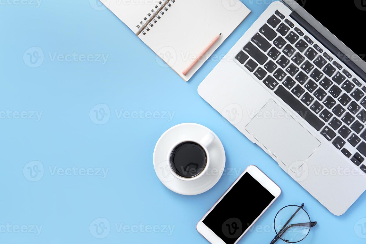 concepto de negocio, relajación en el tiempo de trabajo, tomar café tomando un descanso en una mesa de oficina azul claro limpio, espacio de copia, piso, vista superior, maqueta foto