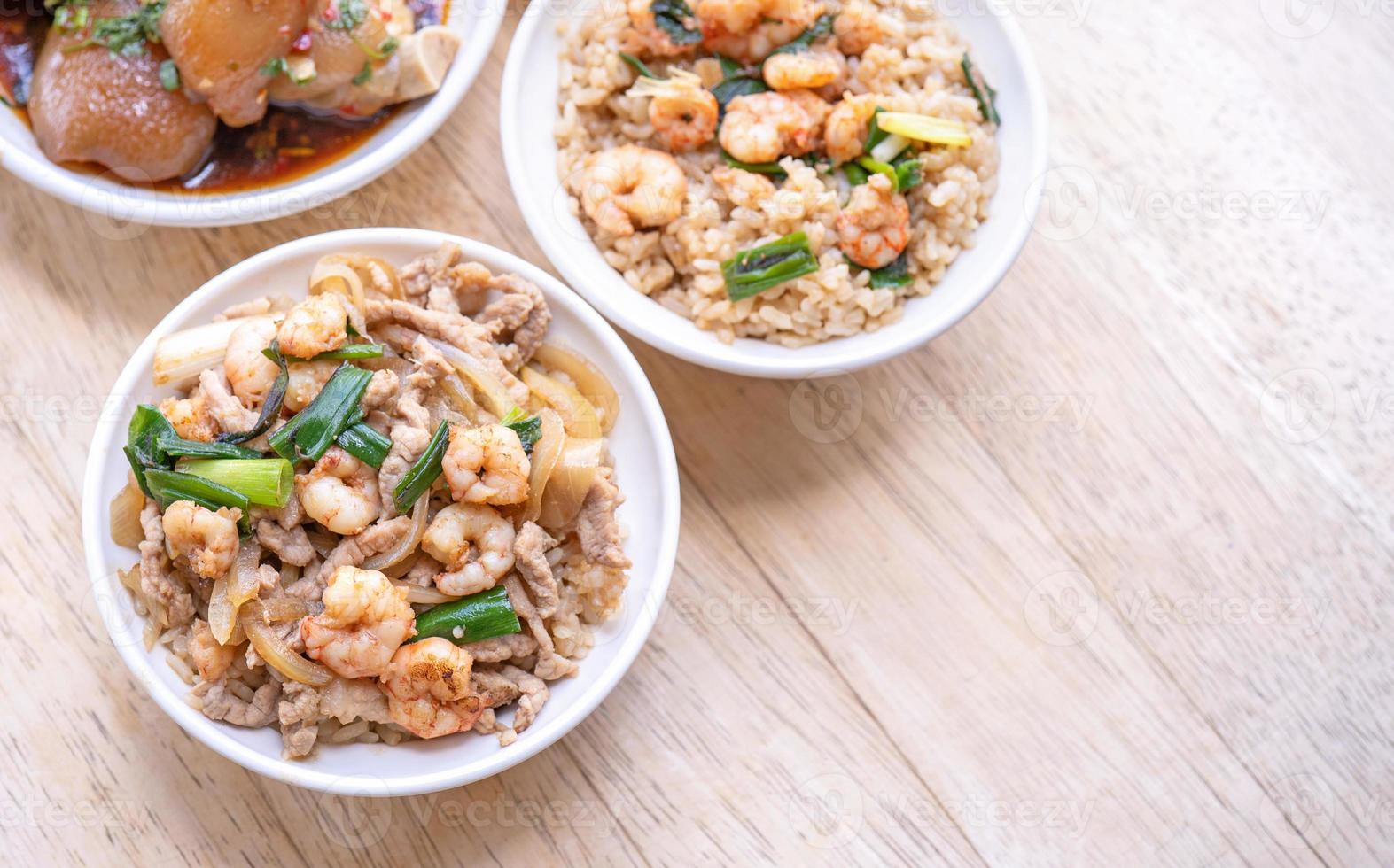 camarones estofados sobre arroz - famosa comida callejera tradicional de taiwán. gambas guisadas con soja sobre arroz cocido. concepto de viaje, vista superior, espacio de copia, primer plano foto