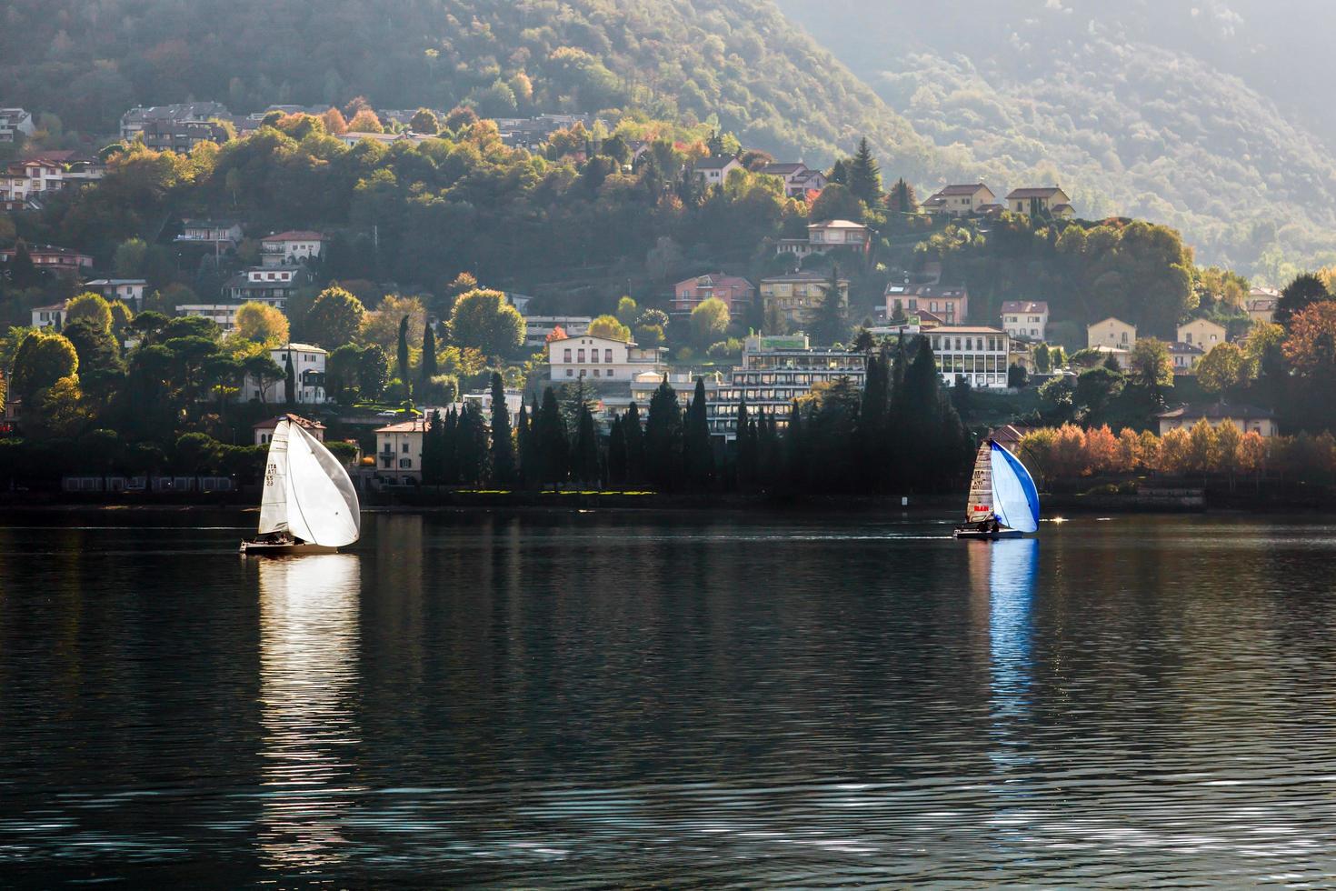 lecco, italia, 2010. navegando en el lago de como en lecco italia foto