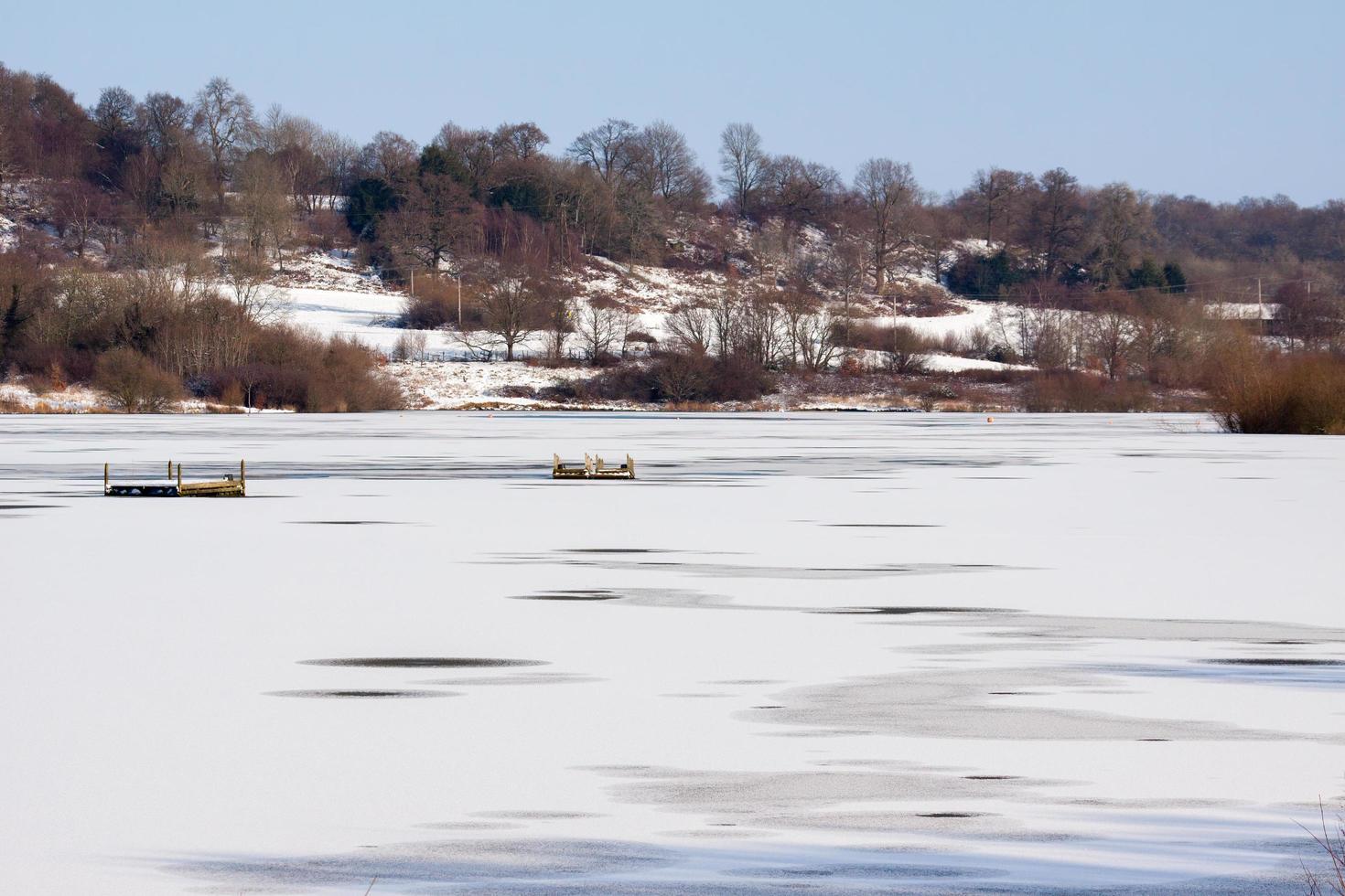 nieve sobre el hielo en el depósito de madera del vertedero foto