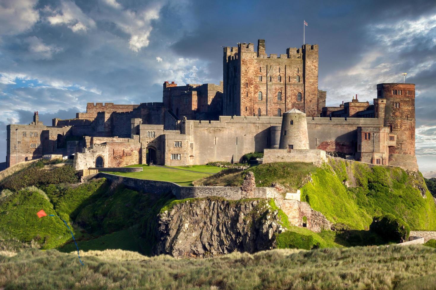 bamburgh, northumberland, reino unido. 2010. vista del castillo de bamburgh foto