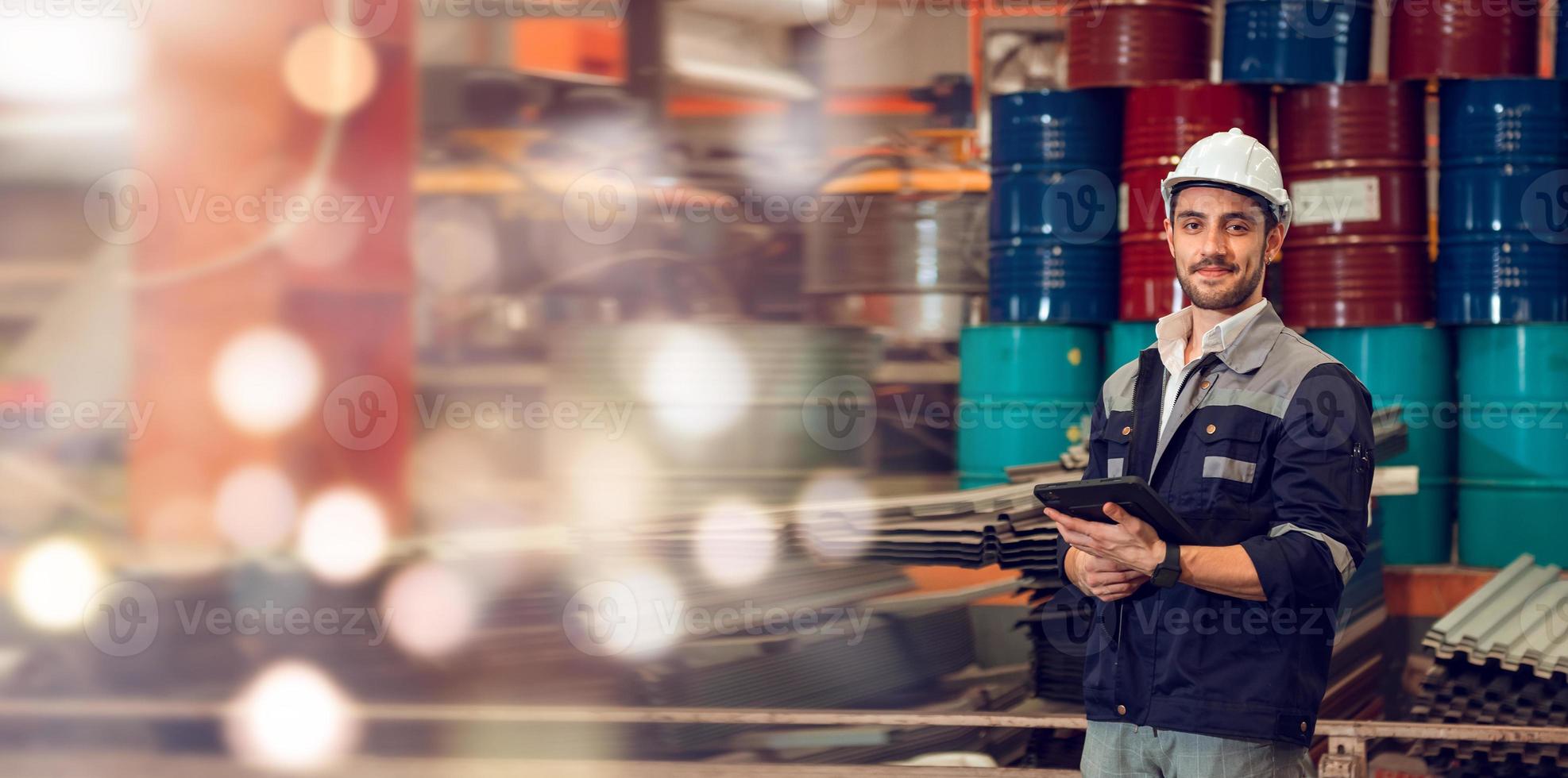 Gerente de ingeniería de trabajadores de fábrica inteligente que trabaja en el lugar de trabajo industrial, usando sombrero duro por seguridad. foto