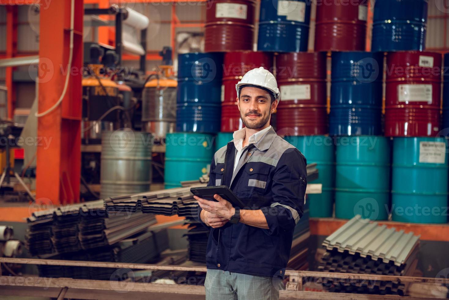 Gerente de ingeniería de trabajadores de fábrica inteligente que trabaja en el lugar de trabajo industrial, usando sombrero duro por seguridad foto