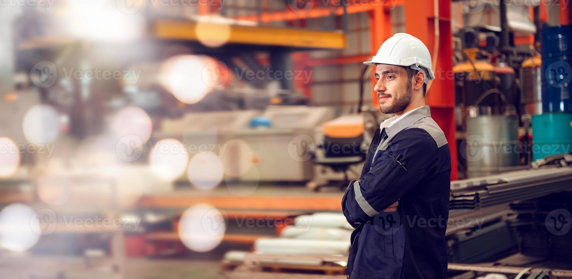 Gerente de ingeniería de trabajadores de fábrica inteligente que trabaja en el lugar de trabajo industrial, usando sombrero duro por seguridad foto