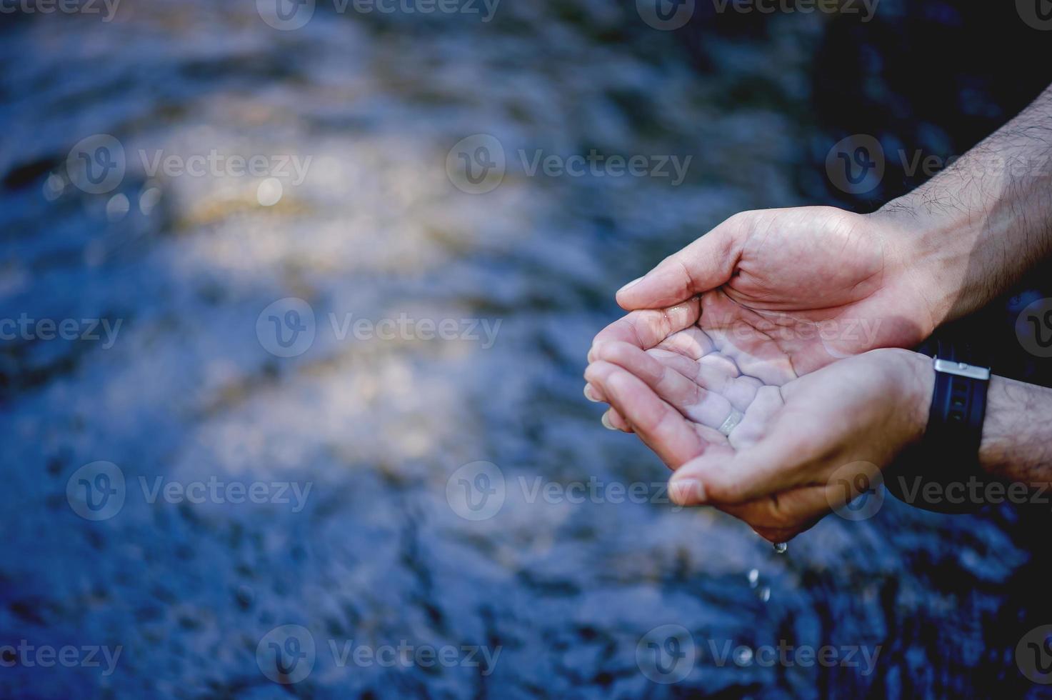 manos y agua que fluye de cascadas naturales concepto de agua de cascada natural foto