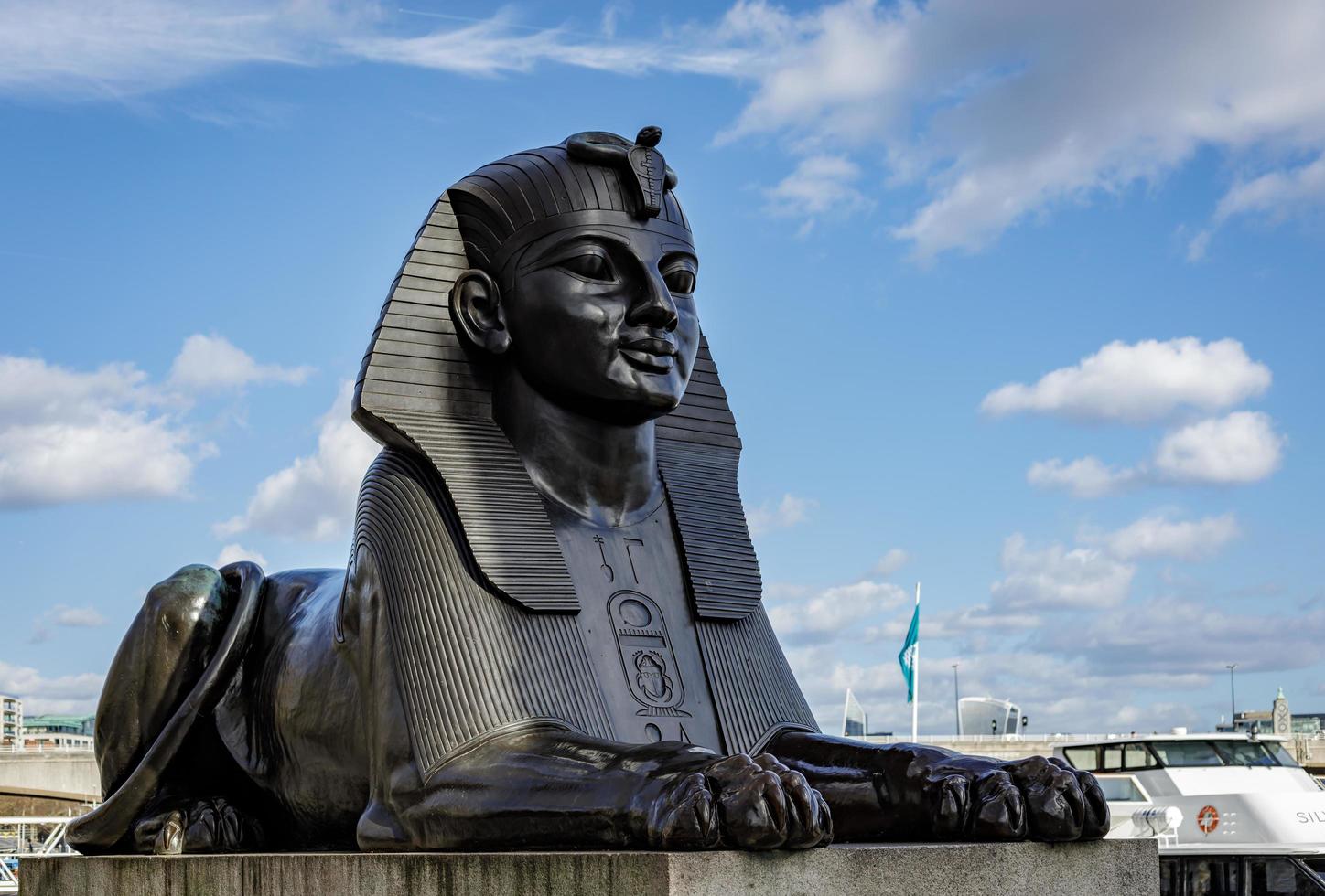 londres, reino unido, 2019. la esfinge en el terraplén en londres el 11 de marzo de 2019 foto