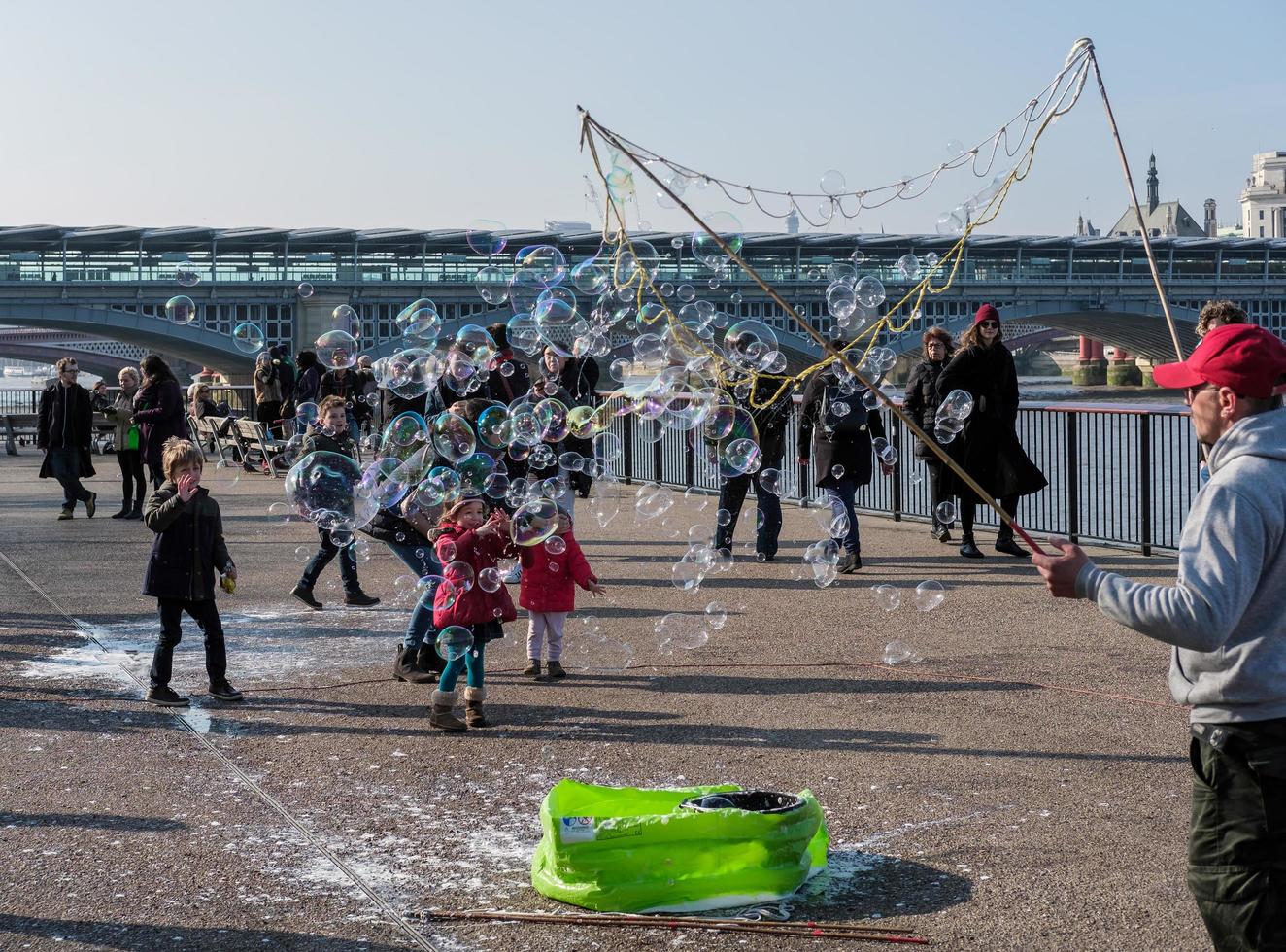 Londres, Reino Unido, 2018. Bubblemaker en la orilla sur del Támesis. foto