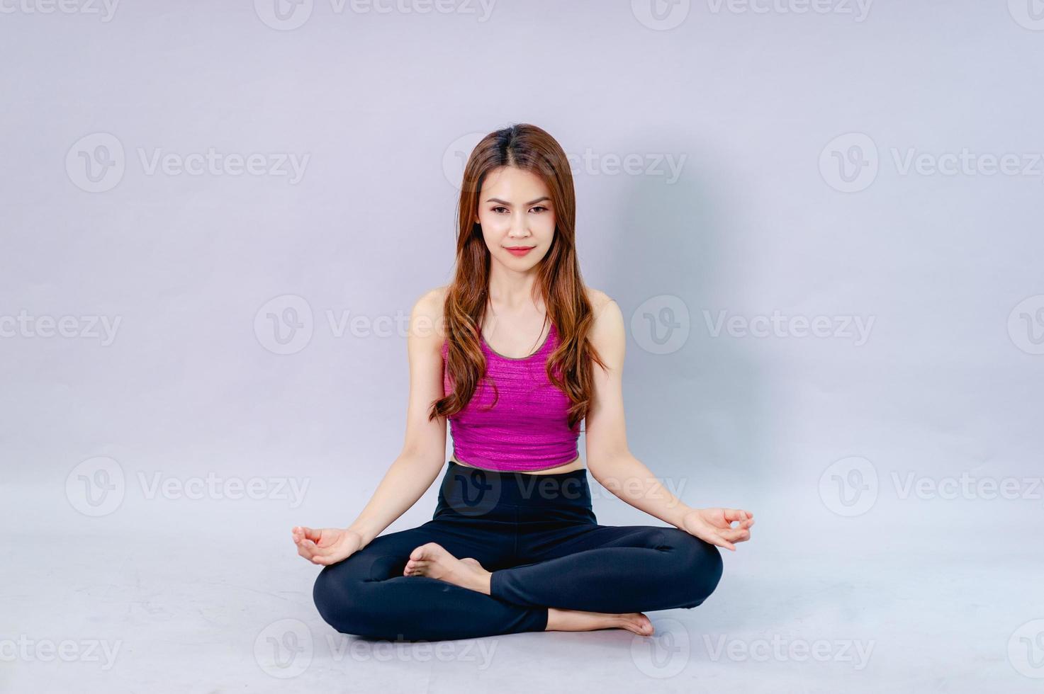 mujeres haciendo yoga para el ejercicio de la salud en el concepto de sala de atención médica y buena forma foto