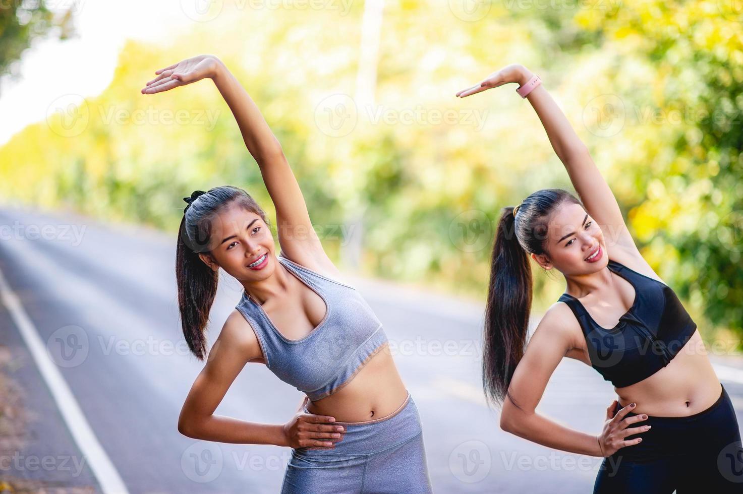 las mujeres hacen ejercicio felizmente para una buena salud. concepto de ejercicio foto