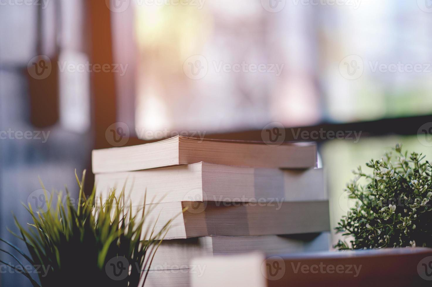 libro colocado en el escritorio muchos libros, hermosos colores para estudiar, conocimiento, educación - imágenes foto