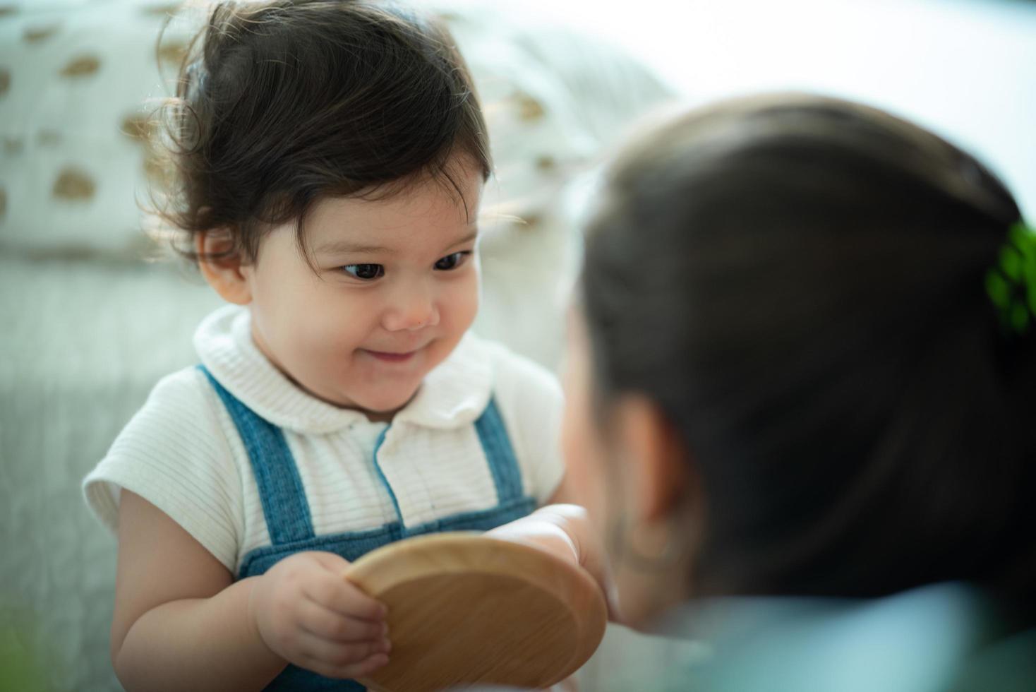 madre joven y bebé son felices en casa, concepto de familia infantil con madre caucásica y niño pequeño, estilo de vida de cuidado de recién nacidos foto