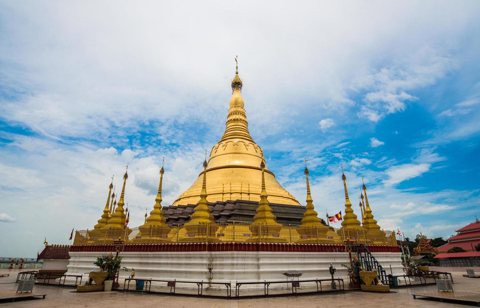 la maqueta de la pagoda de shwedagon en la frontera de tha khilek, myanmar. foto