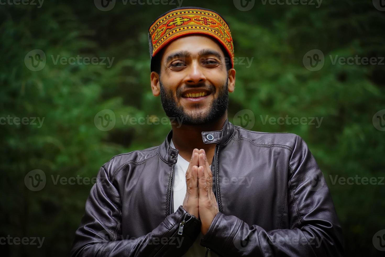 retrato himachali boy en la calle en el himalaya foto