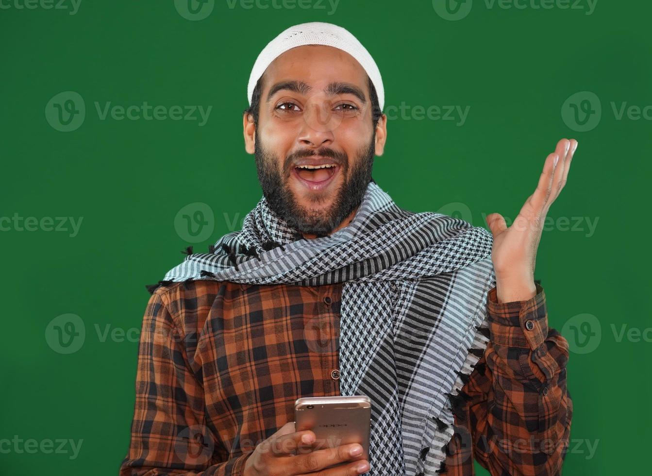 el hombre religioso musulmán indio recibió una noticia emocionante sobre el fondo de la pantalla verde. foto