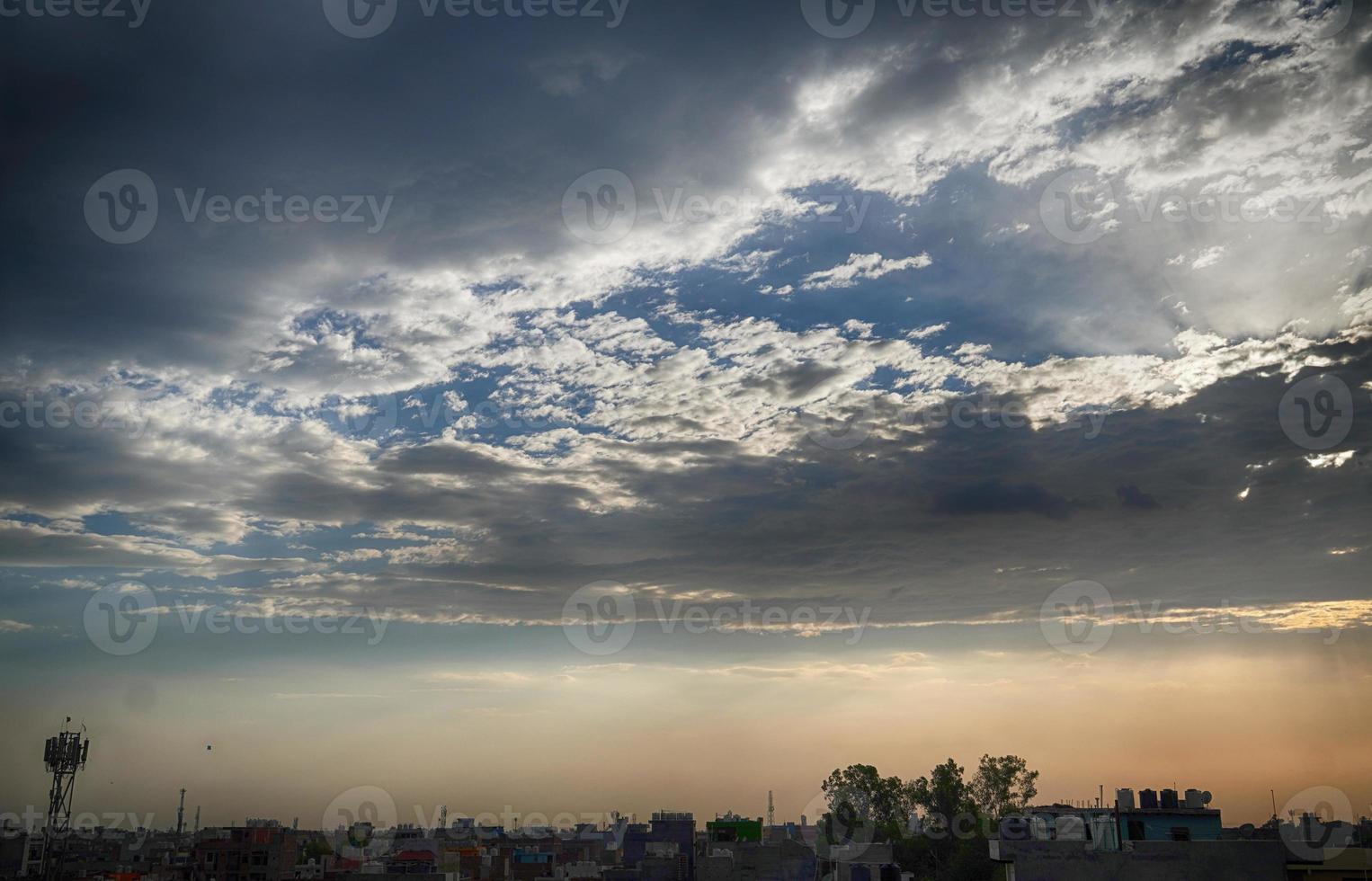 nube oscura en el cielo en el pueblo foto