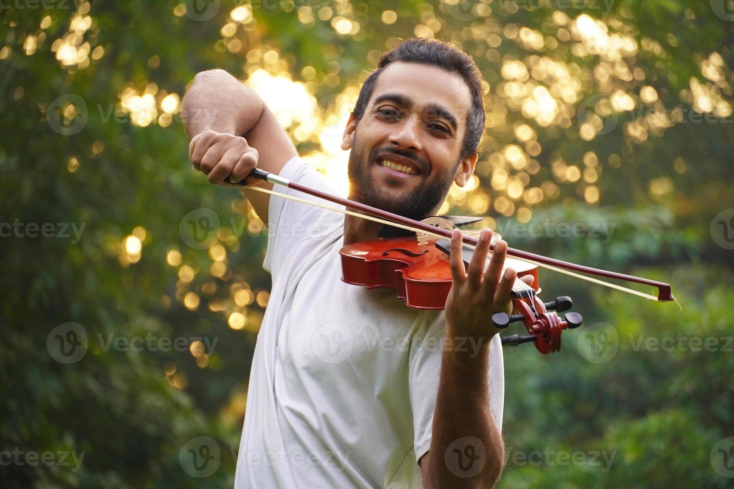 músico tocando violín. concepto de música y tono musical. foto