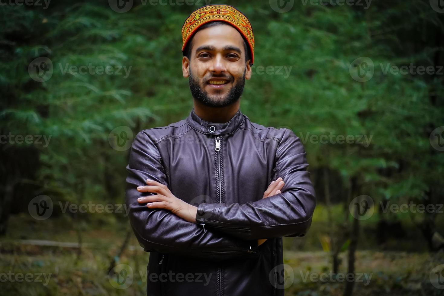 hombre de pueblo al aire libre de himachal pradesh en traje tradicional foto