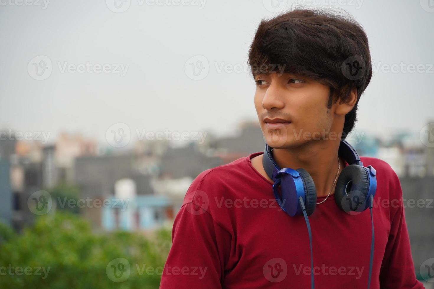 hombre asiático con auriculares escuchando música foto