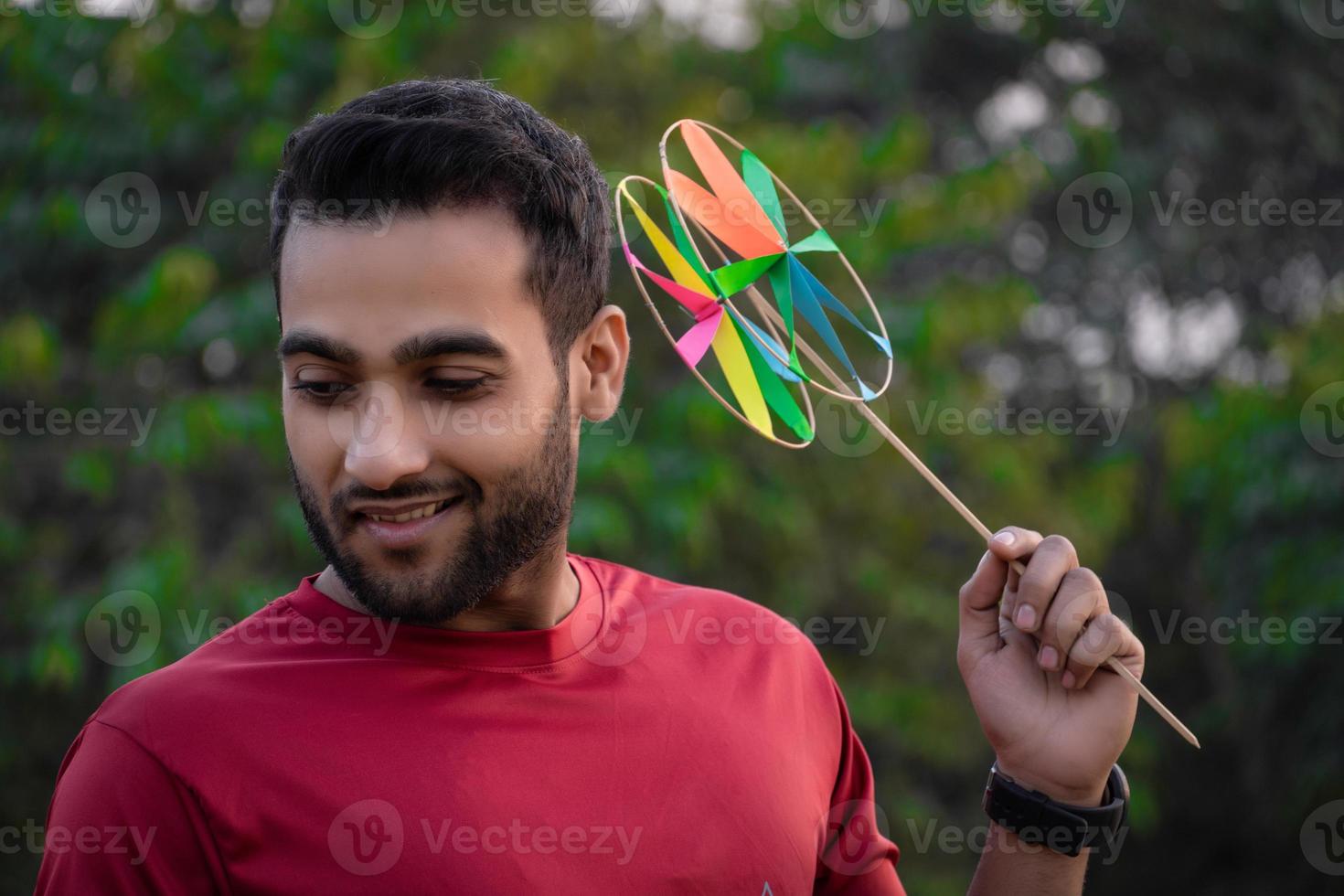 joven que tiene un juguete hecho a mano indio foto