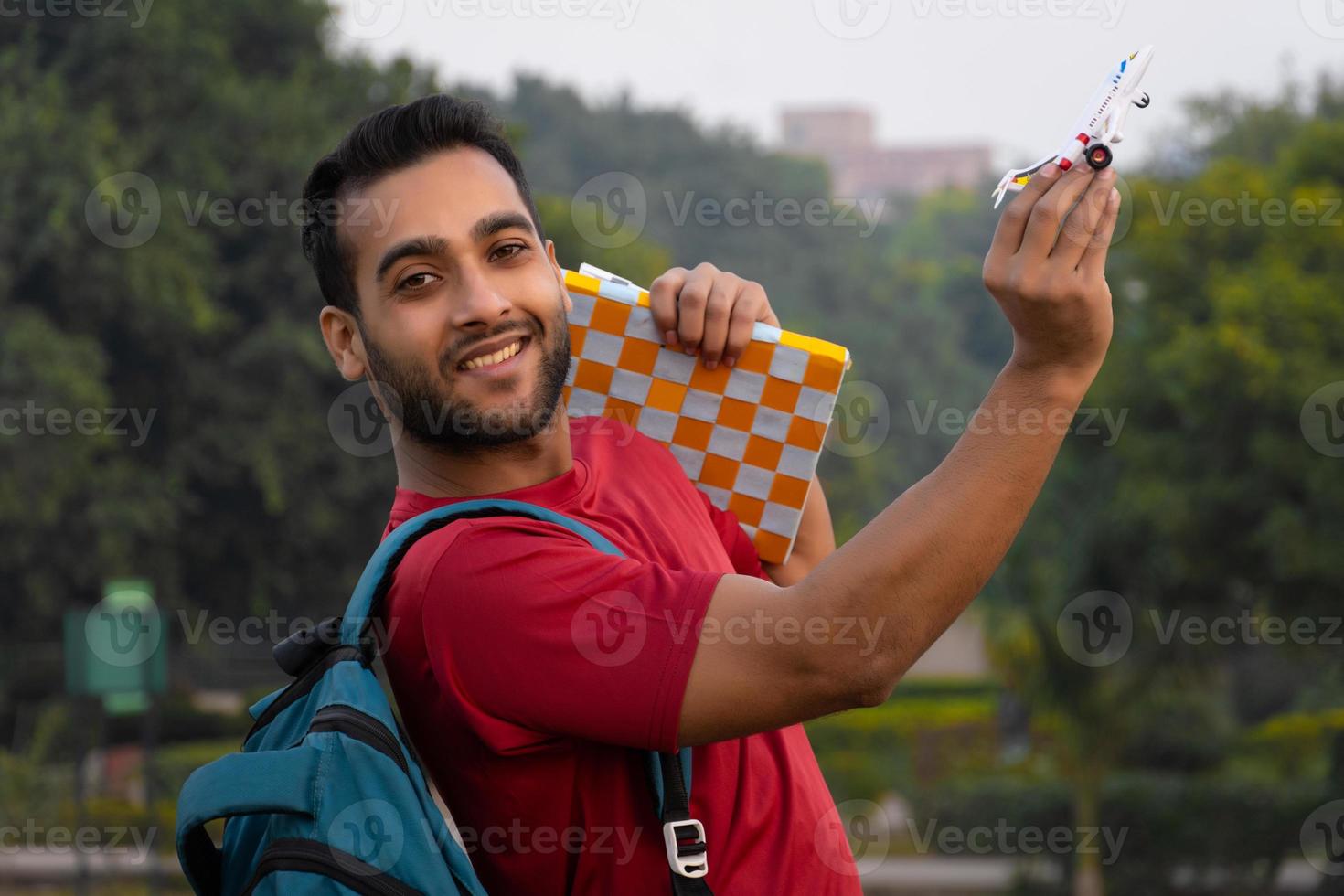 hombre indio con libro de bolsa y avión foto