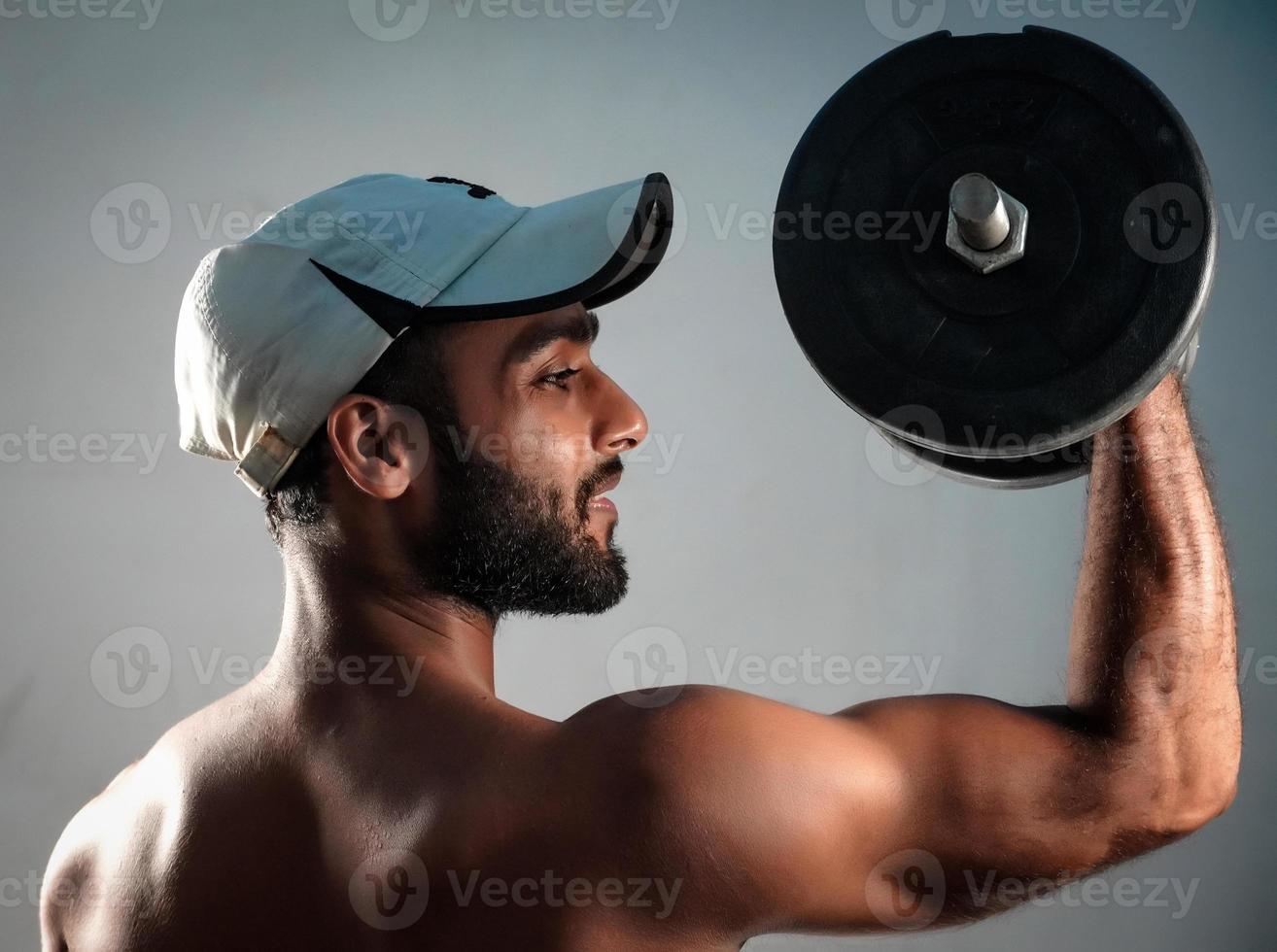 imagen de hombre levantando pesas en blanco bg foto