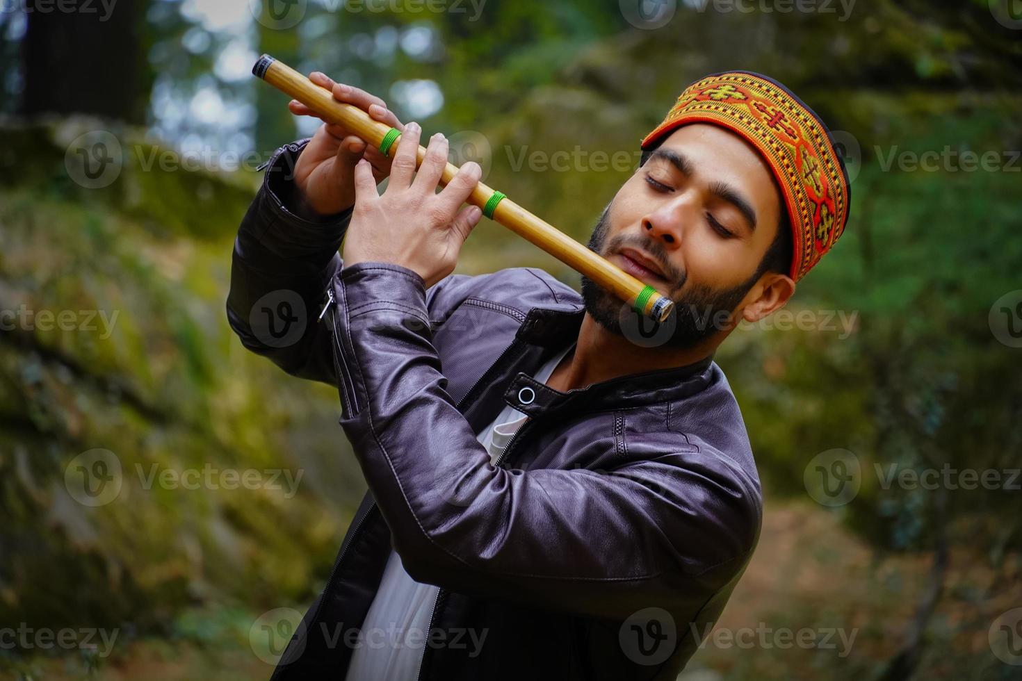 retrato himachali boy en la calle en el himalaya foto