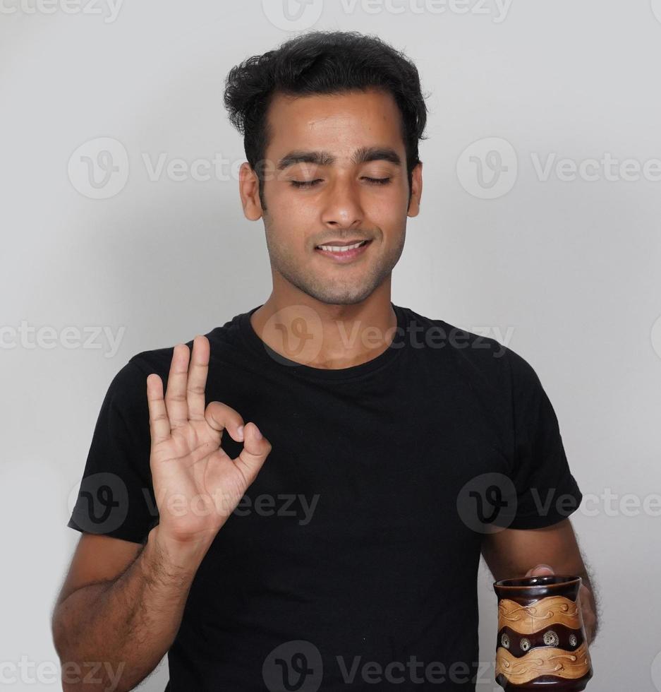 un hombre tomando una taza de café y está tranquilo foto