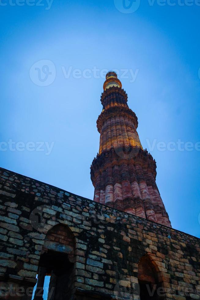 qutub minar- qutab minar road, delhi image vista nocturna foto