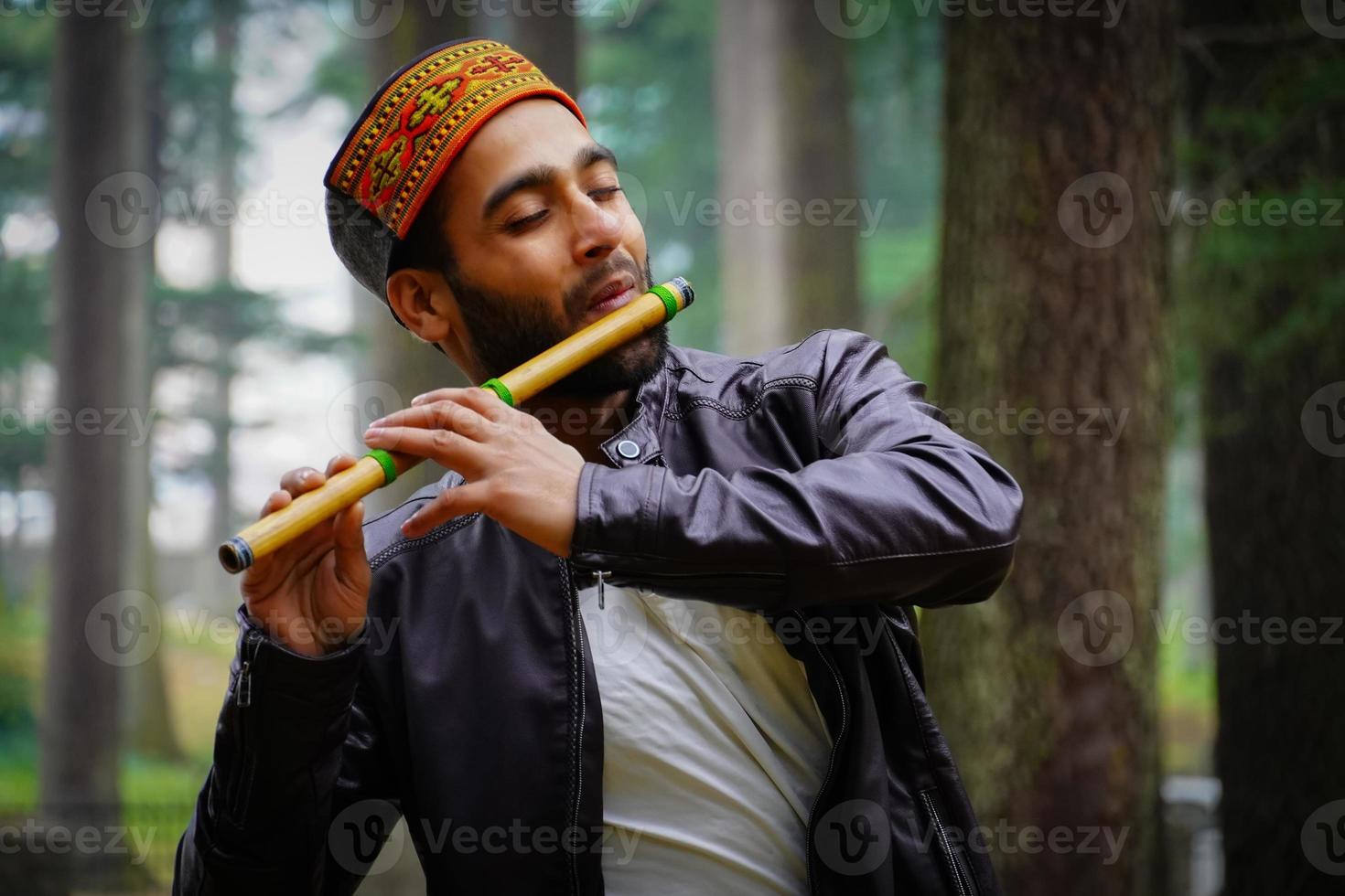 retrato himachali boy en la calle en el himalaya foto