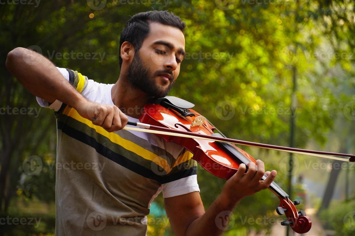 músico tocando violín. concepto de música y tono musical. foto