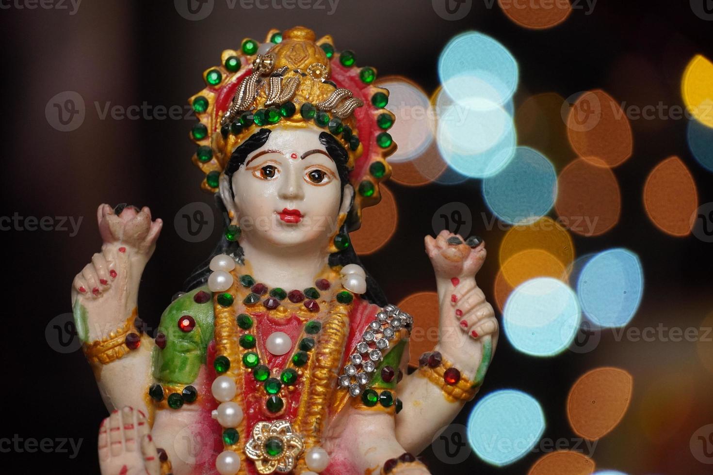 laxmi devi linda estatua en la noche de diwali foto
