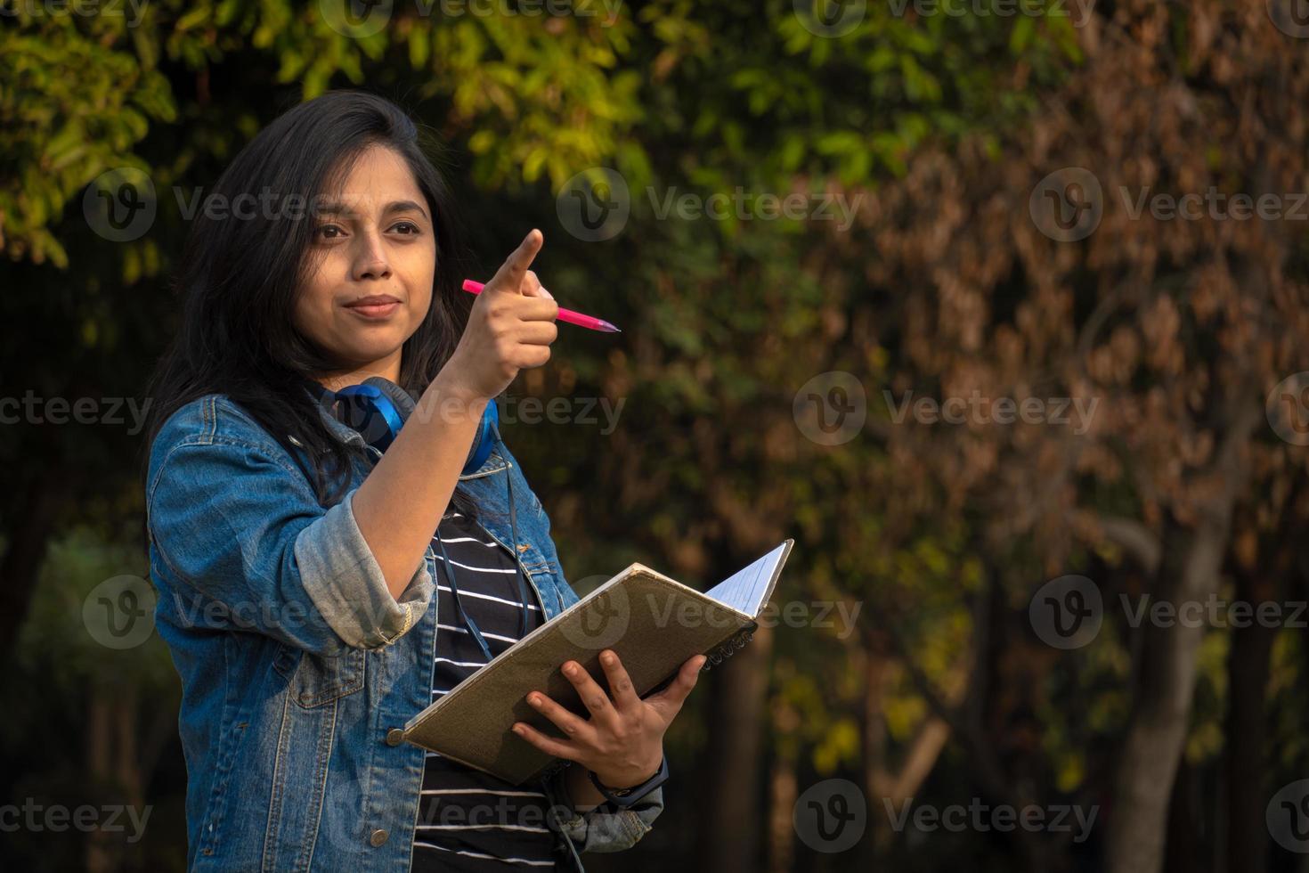 Dios está trabajando para su proyecto para la universidad. foto