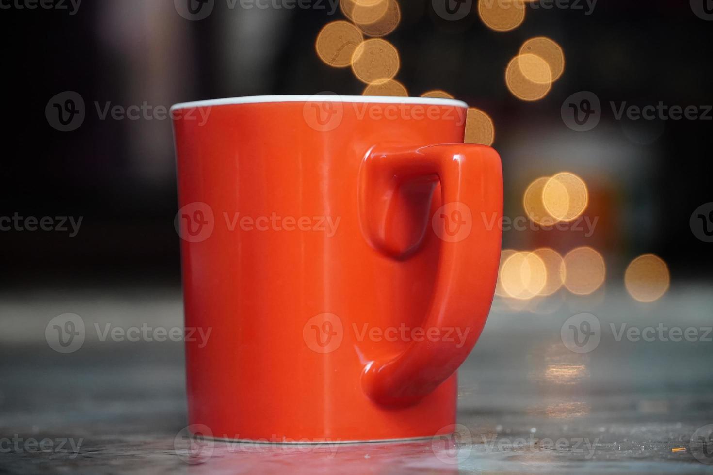 taza de café roja en la noche foto