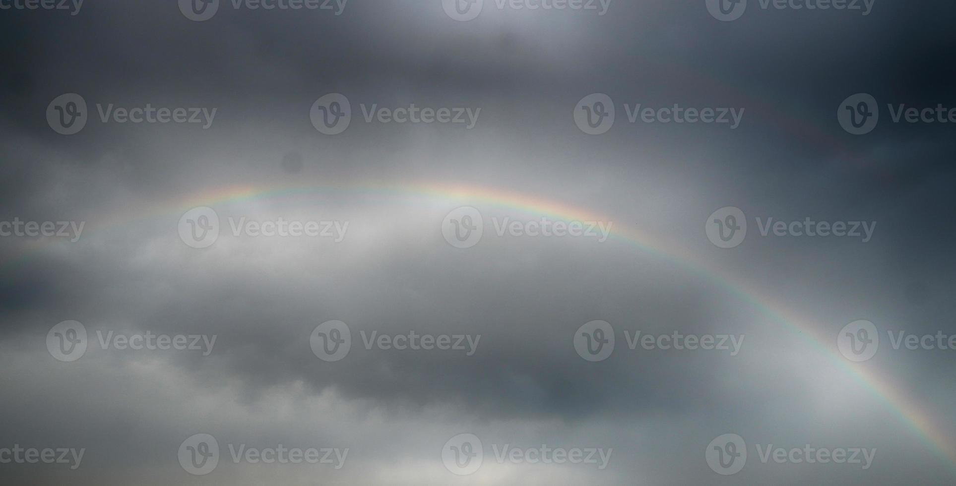 arco iris en el cielo oscuro hdr foto